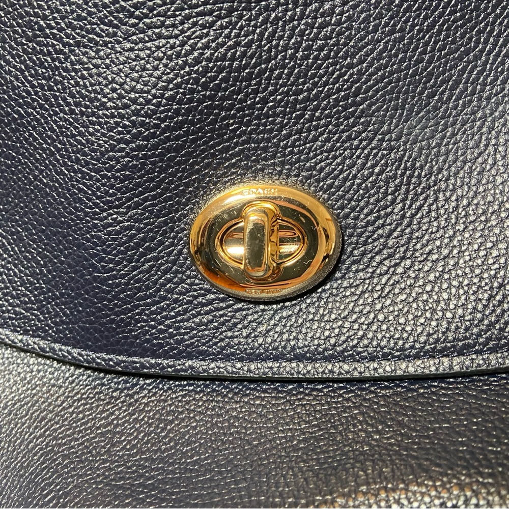 Coach Turnlock Hobo Bag Pebbled Leather - Picture 5 of 8